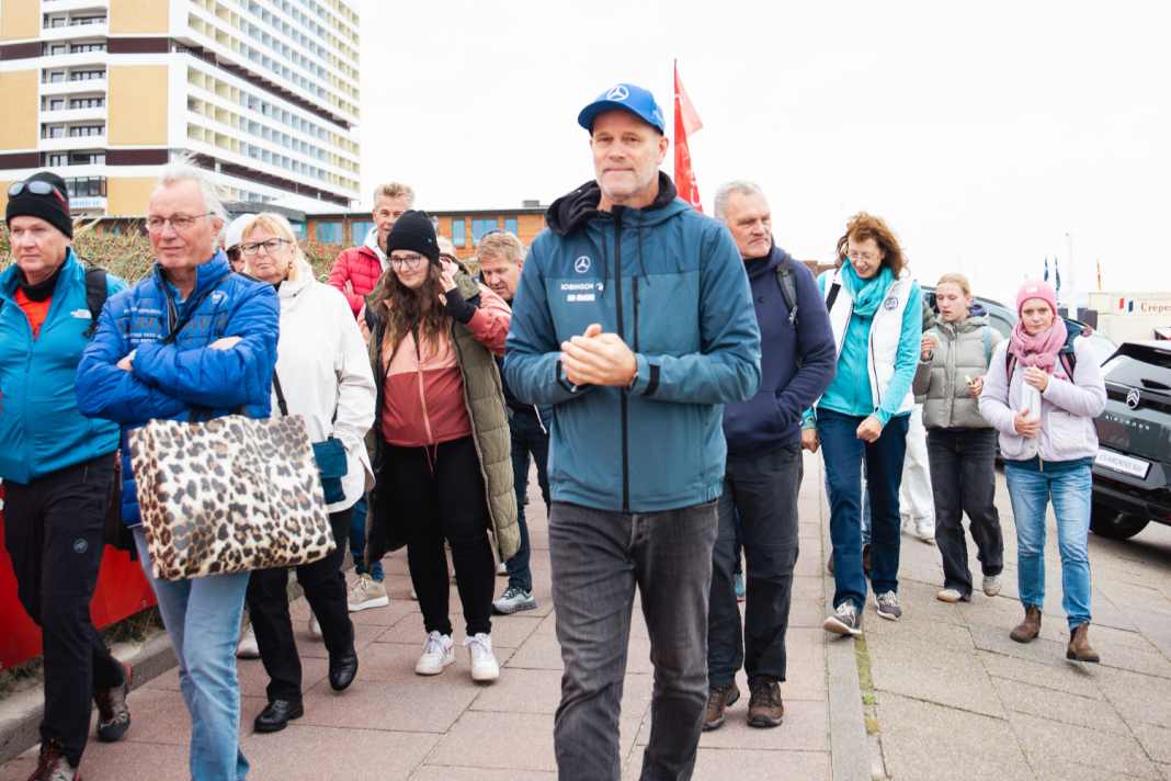 Flessi out and about at the World Cup on Sylt: as Robinson's brand ambassador, he shows visitors around the event site