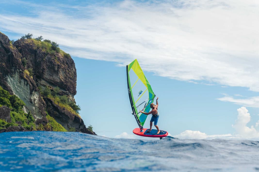 Manoeuvre-oriented foils and camberless sails are best suited to the Slingshot Shred Sled.