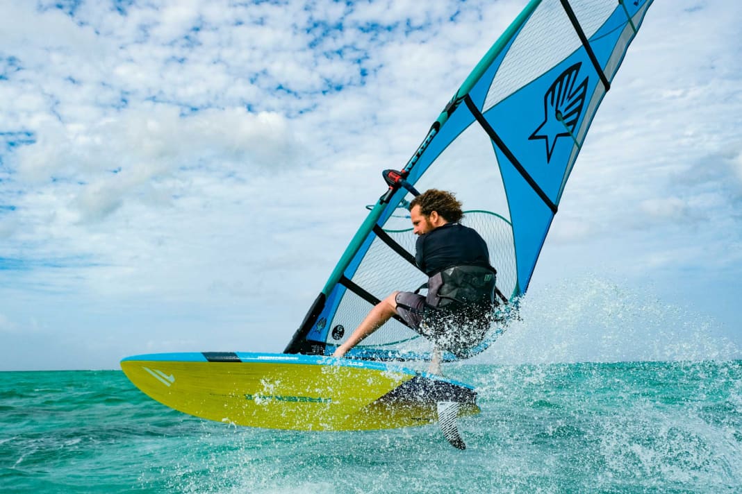 Freemoveboards wie der Fanatic Freewave sind ideal für Bump & Jump, Manöverspaß und große Sprünge:  vom Gardasee bis Hindeloopen oder Heiligenhafen.
