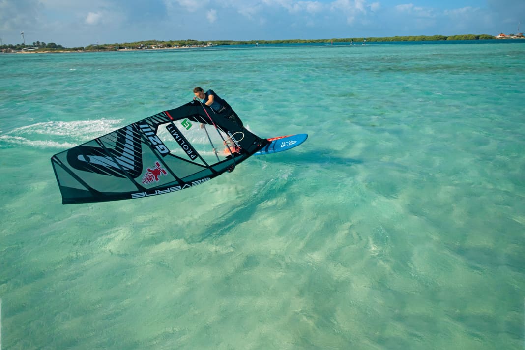 If the mast slams into the water without slowing down, it’s a sign that you’re shifting the sail too far to windward when ‘ducking’ | Photo: True media & culture