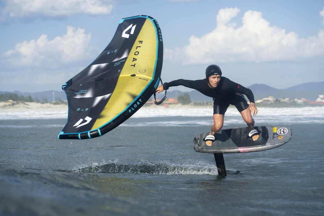 The float should drift particularly neutrally in the wave and when downwind