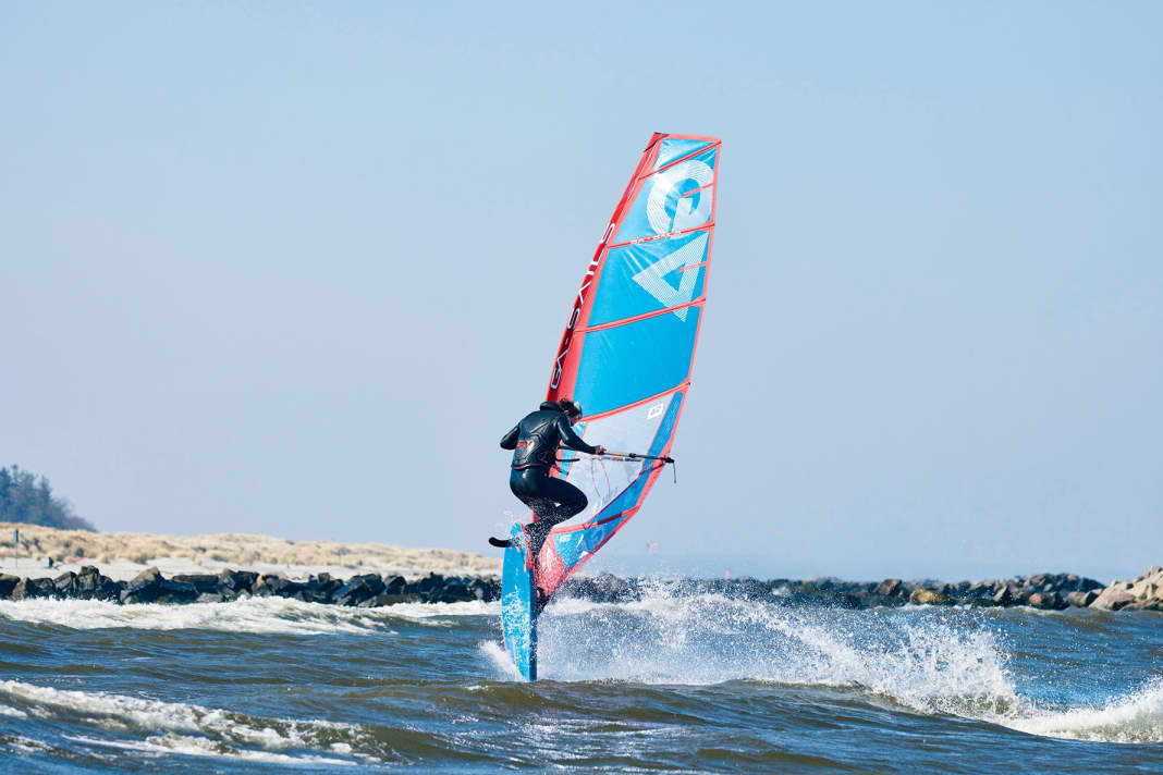 Auf Freemove- oder Freestyle-Waveboards machen Segel  wie das GA-Sails Hybrid am meisten Sinn. Damit sind  auch Loops locker drin