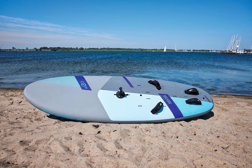 Boardmaße: Boardklassiker wie der legendäre F2 Sunset Slalom brachten es mit 105 Litern Volumen seinerzeit auf über 270 Zentimeter Länge. Moderne Freerideboards sind da deutlich kompakter. So misst ein typischer Freerider wie der JP-Australia Magic Ride bei gleichem Volumen knapp 30 Zentimeter weniger, ist dafür aber zehn Zentimeter breiter. Die Vorteile sind bessere Kippstabilität, einfacheres Halsen und besseres Höhelaufen im Gleiten. Weil aber „Länge läuft“ und das Angleiten auf langen Boards leichter fällt als auf extrem kurzen Konzepten, sind die Bretter heute wieder einen Schritt zurück „back to the roots“ als im Vergleich zu vor fünf Jahren.