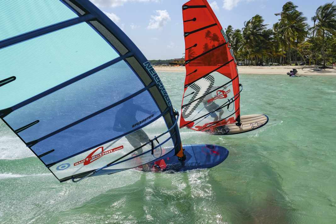 Halsenduell am Traumspot. Tabou Rocket Plus und Starboard Carve mussten sich mit drei weiteren Boards am Pigeon Point (Tobago) auch in den Manövereigenschaften messen.