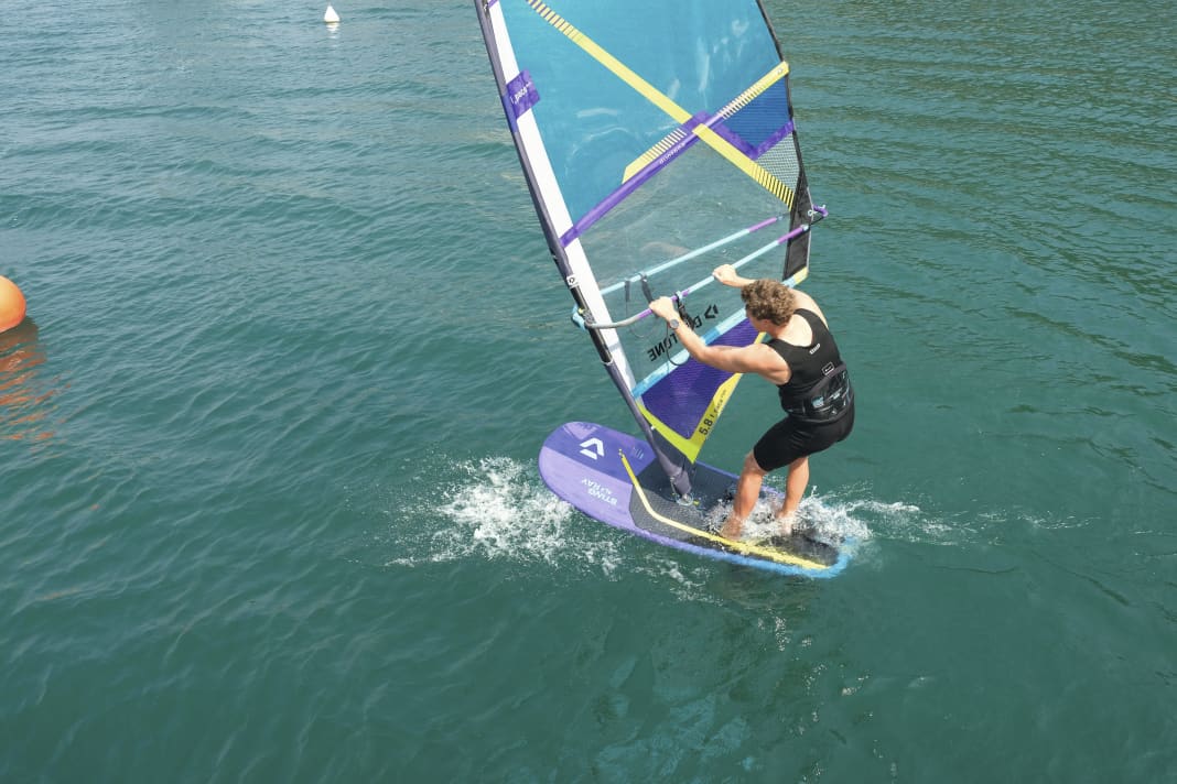 Beim Anpumpen auf dem Foilboard steht Jordy von Anfang an...