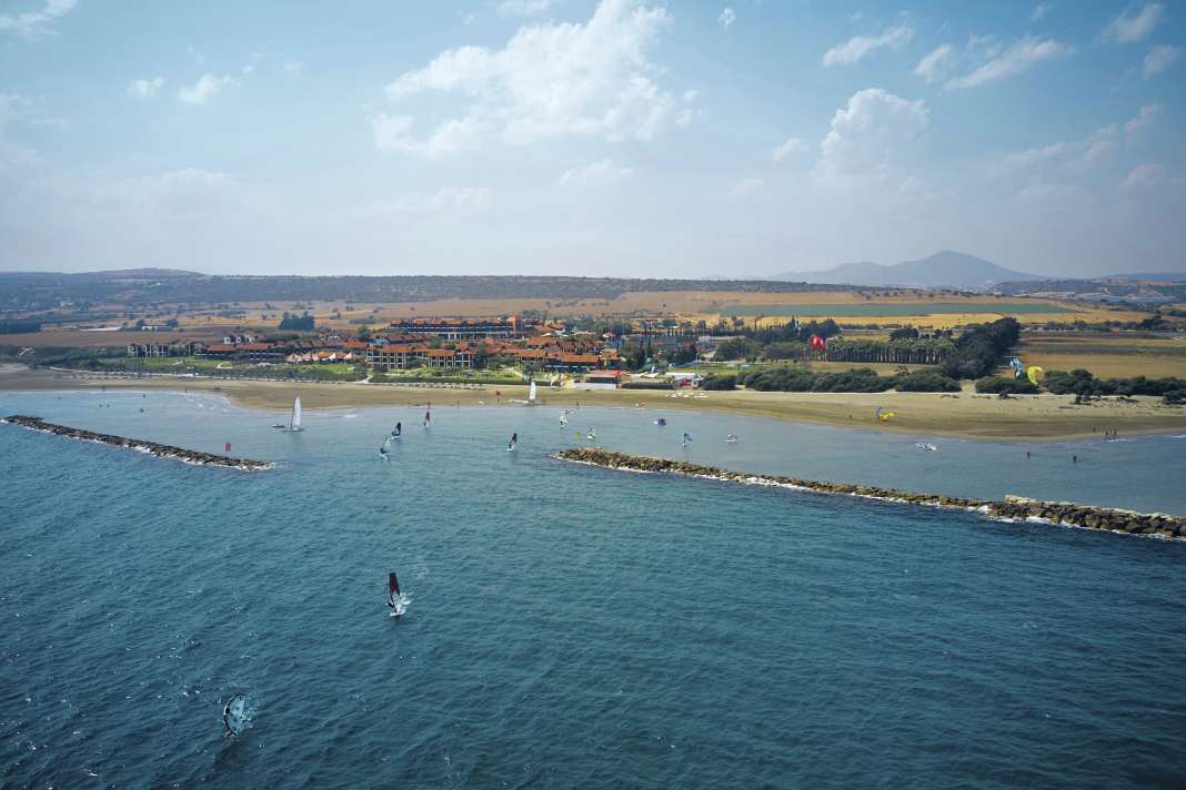 The ROBINSON club resort on Cyprus is away from the hustle and bustle. The breakwaters also create an ideal starting zone for beginners.