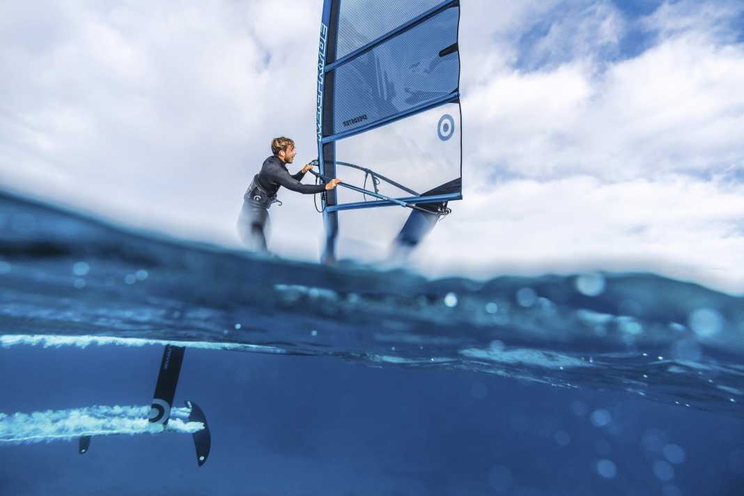 Der Auftrieb von Foils ist enorm: Bereits weniger als 0,1 Quadratmeter Frontflügel reichen aus, um einen Windsurfer aus dem Wasser zu heben.
