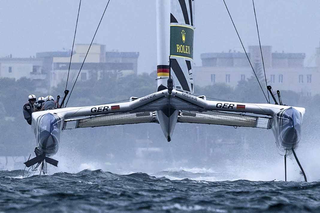 Quasi 100 km/h sui foil: il SailGP è praticamente la Formula 1 sull'acqua. Erik Heil, appassionato di wingfoiler, è al timone del catamarano tedesco