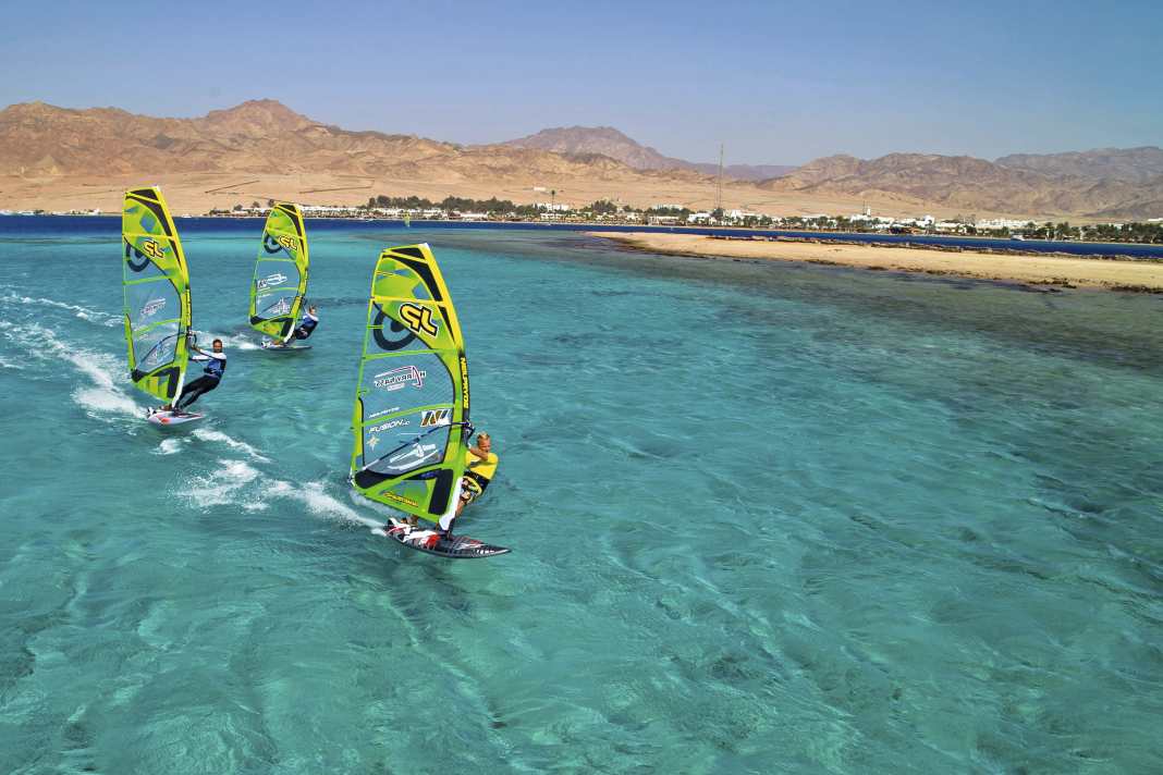 Fantastic water colours, constant wind and a top surf station have already attracted countless event organisers to Dahab - as well as the surf team.  Here at a riding technique photo shoot.