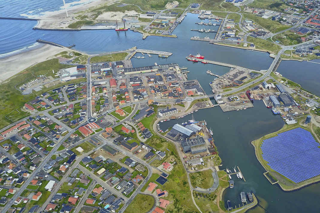 Harbour and town centre of Hvide Sande. A helicopter landing pad was to be built on the northern pier (top left in the picture).