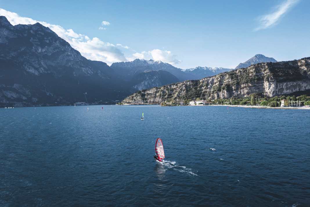 Water sports against a breathtaking mountain backdrop - and with very reliable thermal winds: this is how Lake Garda became a world-famous windsurfing Mecca.