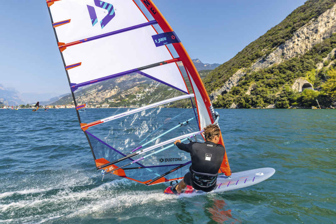 Segelgröße 7,8 passt ideal zum 76 Zentimeter breiten Board – zwei Jag waren die Vergleichsboards für den Segeltest in surf 9-2024.