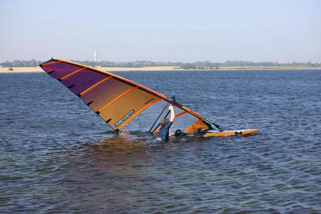 One of the most common mistakes when preparing for a water start: the sail is pushed up the mast and the outhaul hangs in the water