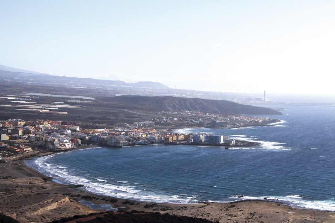 The north-east trade wind arrives freely in El Médano. The wind is further strengthened by the high mountains in the hinterland.