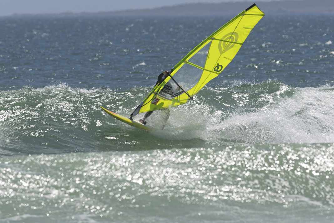 As he approaches the wave, Peter deliberately keeps the sail more upright this time and carves up towards the crest on his heels – ideally straight towards an oncoming section