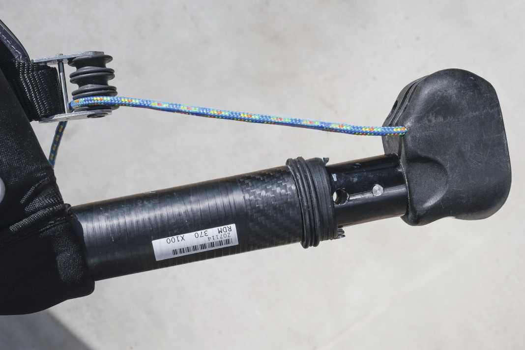 Well threaded, the rope first runs into the appropriate outer roll - here "inside/bottom" (the bottom refers to a sail lying on the ground)...