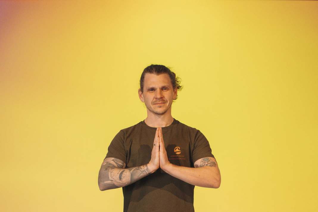 Yoga-Übung Twisted Chair