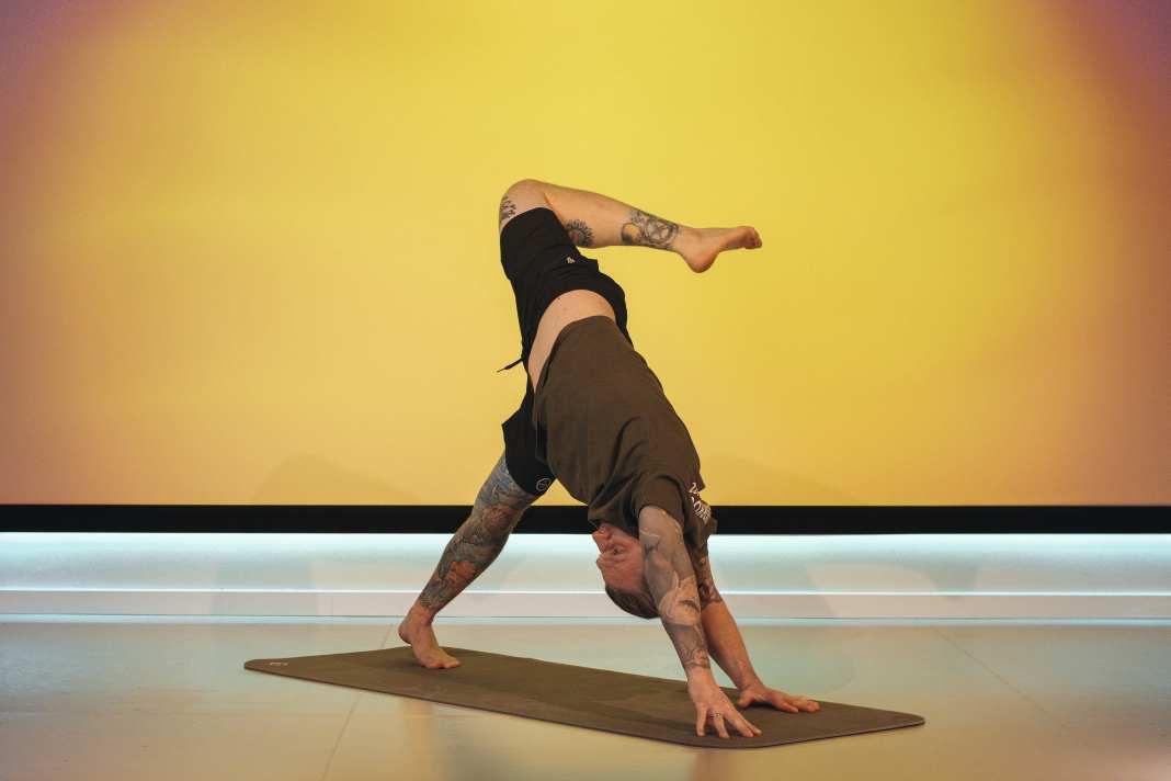 Yoga-Übung Herabschauender Hund mit Fokus auf die Hüfte