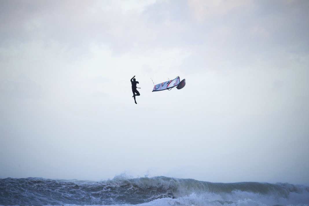 In the face of this winter storm, which swept across the English Channel at the beginning of December with gusts of up to 70 knots, even professional surfer Jules Denel had to admit: "The elements were simply stronger today."