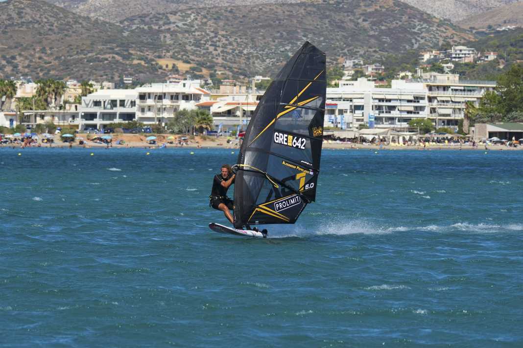 The shallow water paradise of Anavyssos invites you to enjoy the finest speed runs.  To take a break, simply put your equipment on the line.