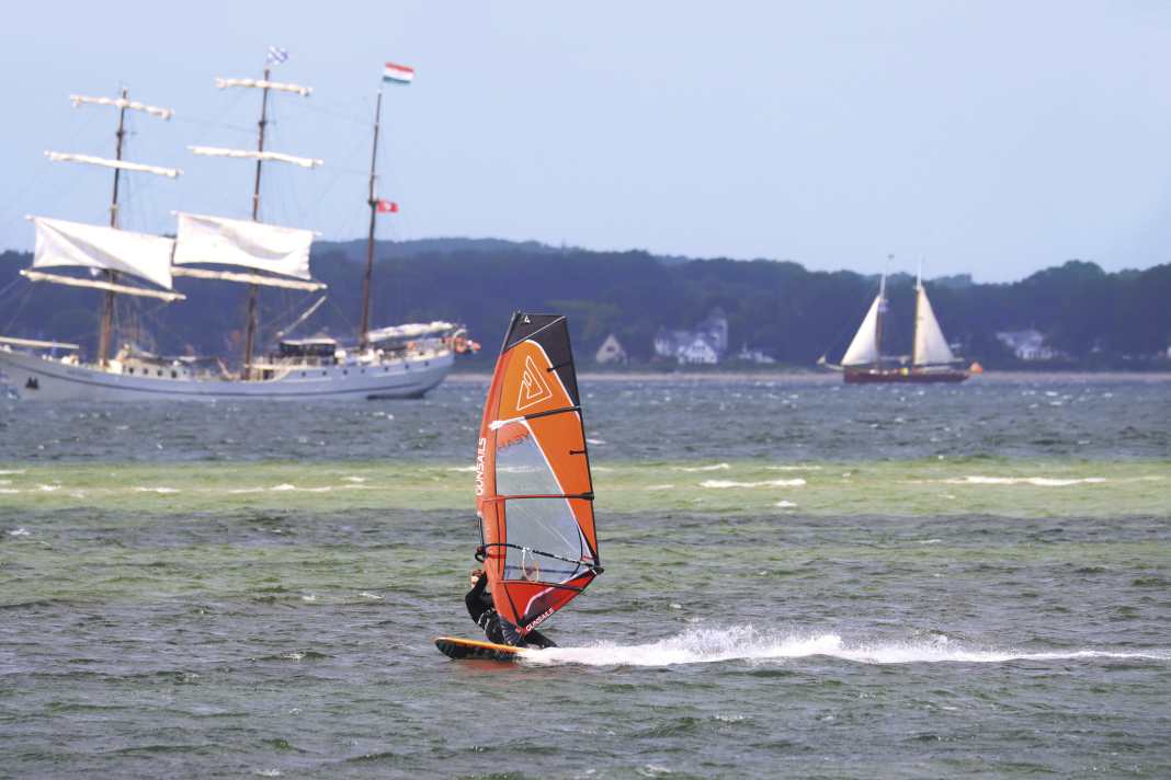 Es gibt wenige Orte, an denen die Windsurf-Kultur so lebendig und präsent ist wie in Kiel. Im näheren Umkreis gibt es von stehtiefen Lagunen  bis hin zu kernigen Wavespots das ganze Programm.