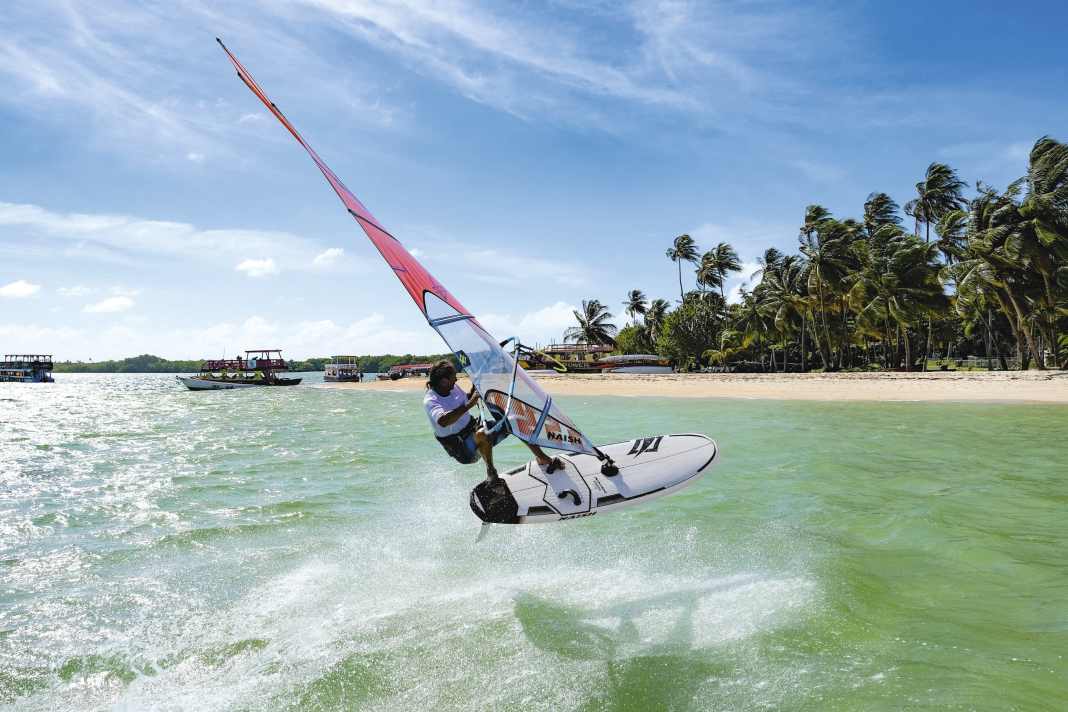 Free planing position, straps far back - and off you go into the air. The wide Naish Stratos is not only agile, but also turns surprisingly tight.