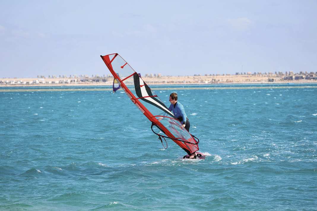 You can practise backing with any camberless sail and also on normal freeride boards.