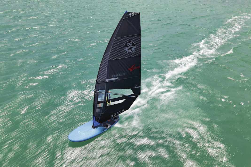 North Sails Freerace: Nahtlos schwarze Schönheit mit beeindruckender Performance aus Leichtigkeit und Kraft.