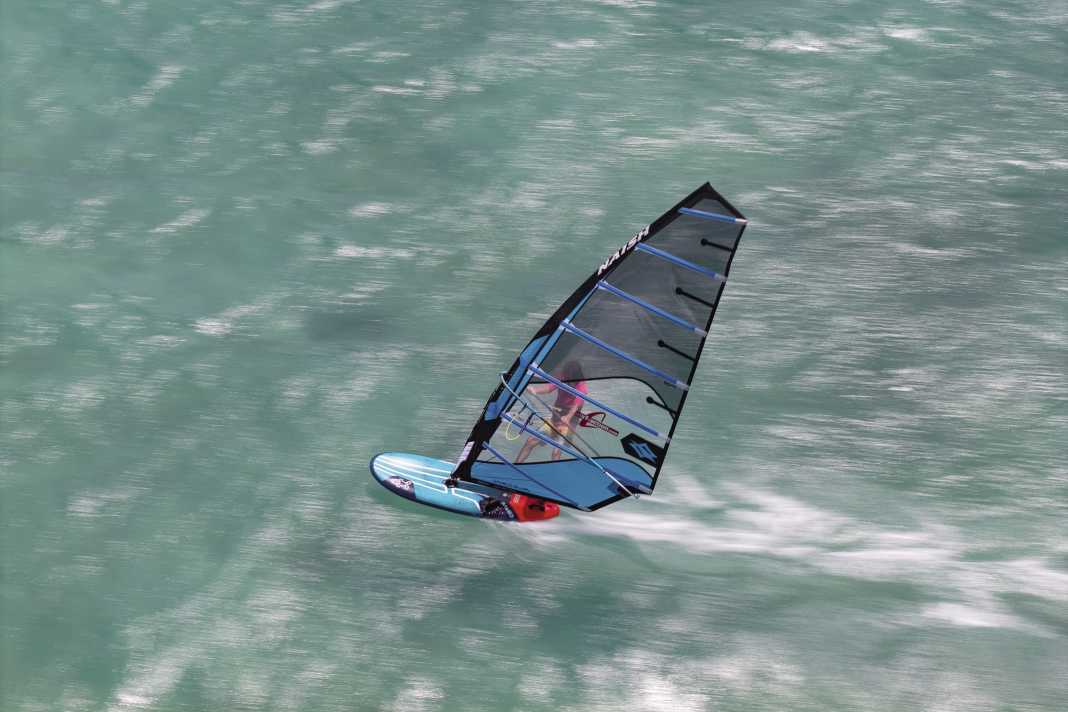 The Naish Cam Freerace has a particularly sporty and firm look and offers top speed in any wind.