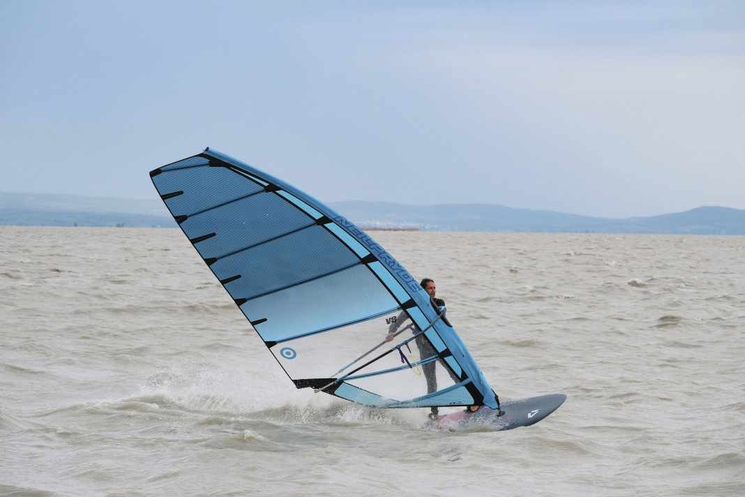 Despite a rather narrow mast sleeve and "only" two camber, the NeilPryde V8 offers the best performance.