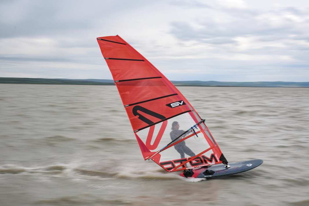 With a little surfing finesse, the Jag flies directly but freely over the otherwise rough Lake Neusiedl.