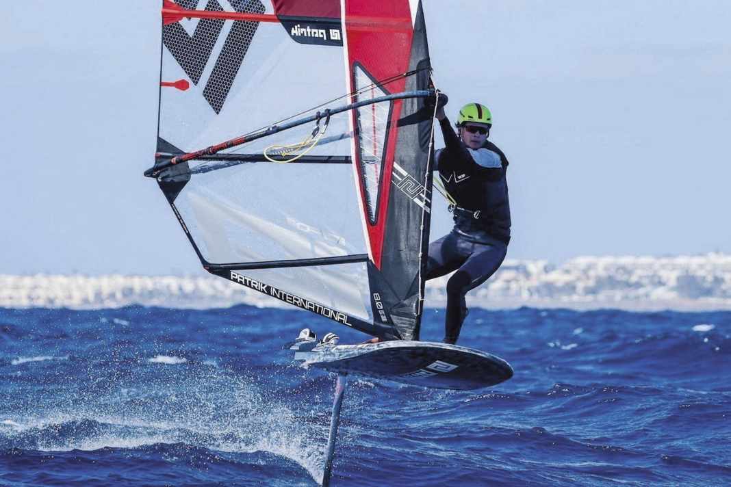 Max Körner wagte den Umstieg vom Segeln auf das iQFOiL-Material und startete direkt bei internationalen Regatten wie hier auf Lanzarote.