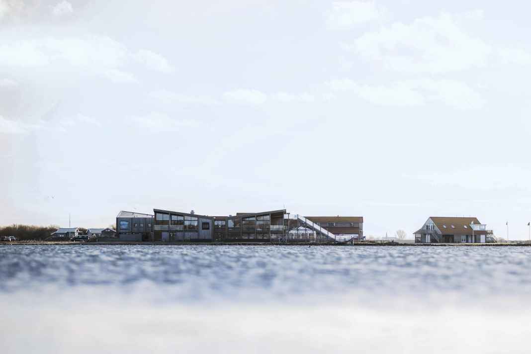 The Brouwersdam is not only the number one destination for many Dutch people, but also for windsurfers from North Rhine-Westphalia. You can't miss the Jendrusch family's mighty Zeil & Surf Centre when you visit.