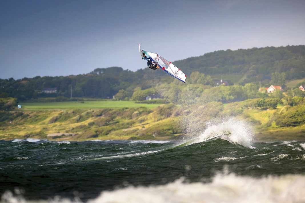 Die Kulisse allein ist schon beeindruckend, aber wenn die Mittsommer-Sonne den Surfer Kristoffer Living vor Dalen in sanftes Licht taucht, dann hüpft das Fotografenherz von Robert Almquist vor Freude.