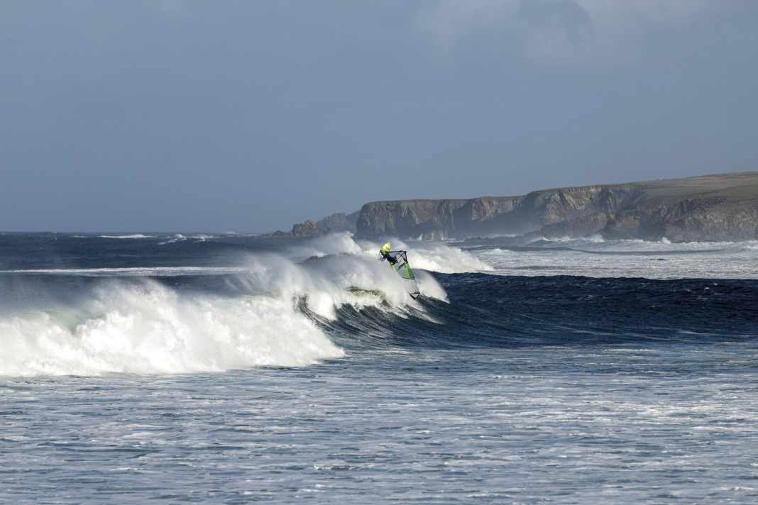 Die perfekte Welle vor atemberaubender Kulisse. Flo fand in Schottland unglaubliche Windsurf-Spielplätze – und hatte sie immer ganz für sich alleine.