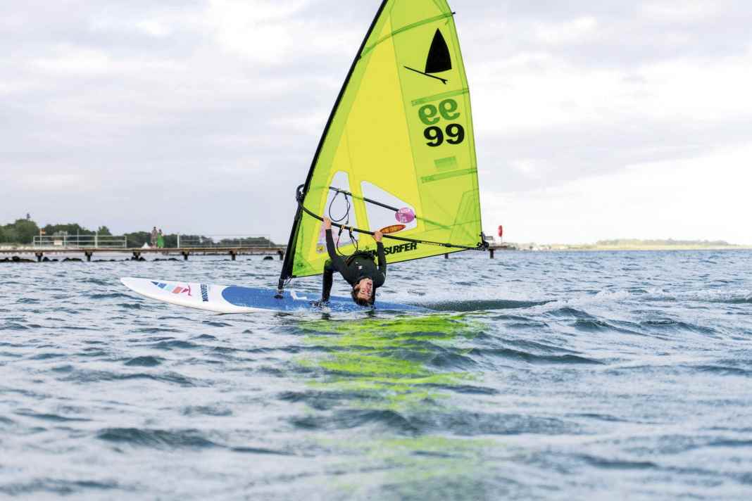 Head dip - a freestyle trick from the late 70s is also coming back into fashion for windsurfing fan Lasse Brudek.