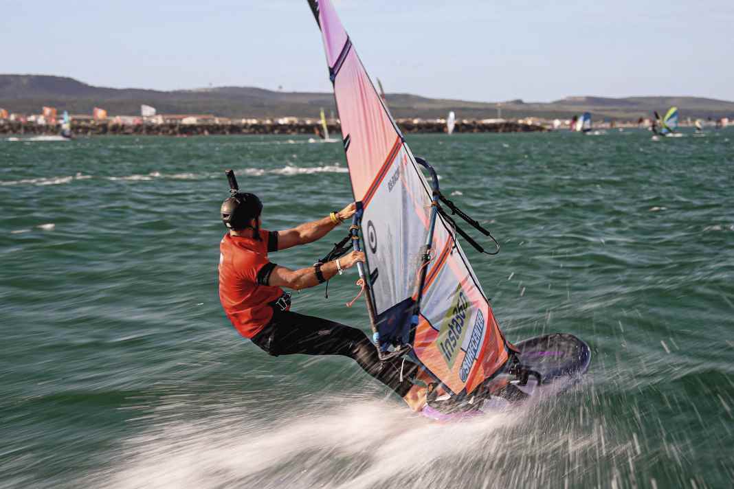 The "Teletubby mounting" provides cool viewing angles when surfing with friends, but is also noticeable on the head.