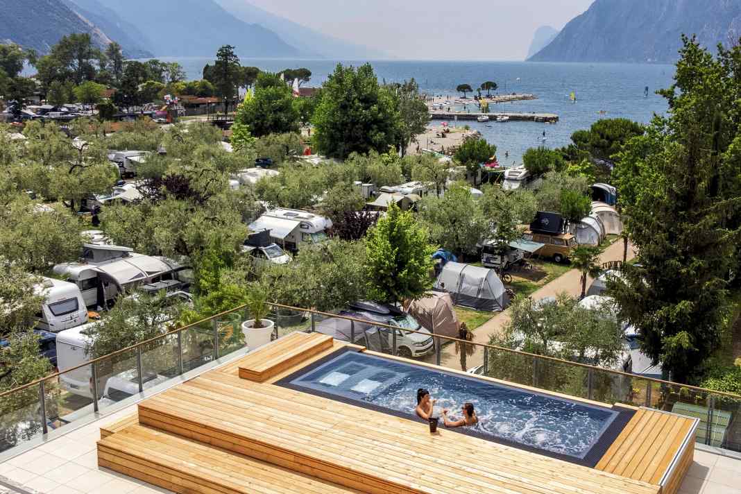 A camper’s dream: swimming with a view of your own campervan, whilst always keeping an eye on the wind – as here at Camping Maroadi on Lake Garda.