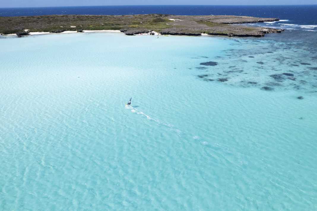 Baomby/Madagaskar: Kristallklares Wasser, einsame Wellen am vorgelagerten Riff und eine Lagune, die aussieht wie ein überdimensionaler Pool – wer würde nicht hier gerne mal seine Bahnen ziehen?