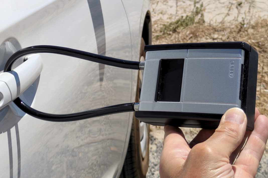 The Abus Key Garage Flex (around 40 euros) can be securely attached to the car using a long steel cable.