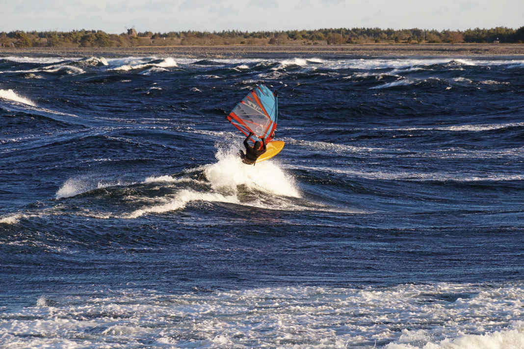 Vor Gotland ist die Ostsee tief und offen – beste Voraussetzungen für gute Wellen.