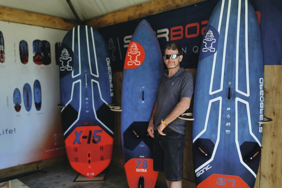 Angefangen in der Entwicklung von Formula- und Raceboards, über Slalom, Freeride und Co., steht nun sogar auch auf Starboards neuster Wave-Linie Rémis Name.