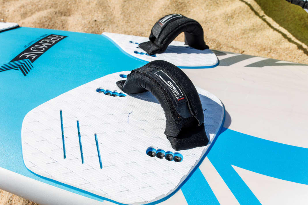 Die Schlaufen werden in den dafür vorgesehenen Plugs verschraubt