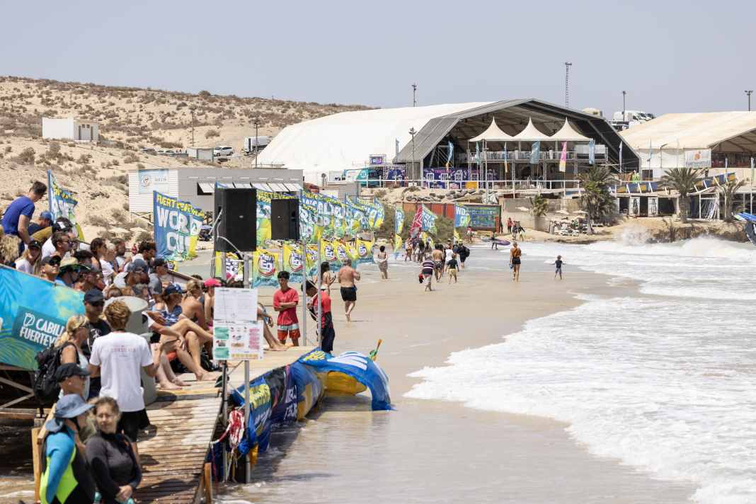 At high tide, the action takes place directly in front of the grandstand.