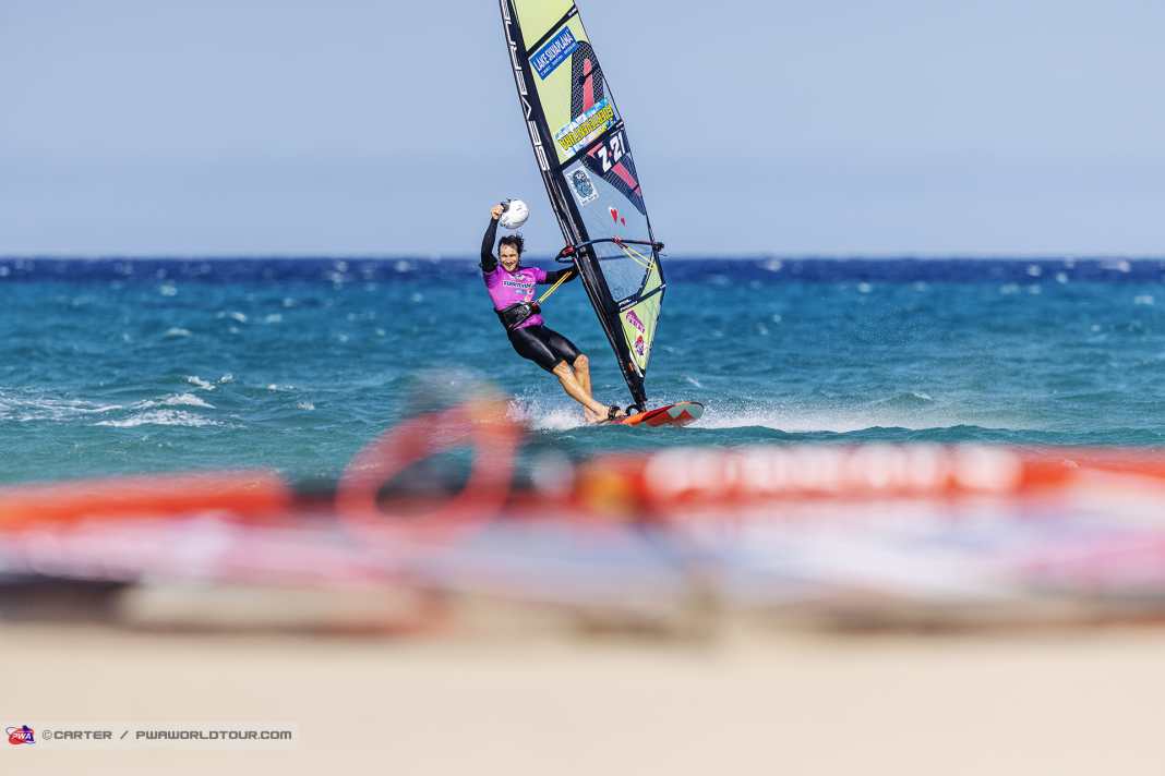 Balz Müller is in the top 6 and tips his hat to his opponent Jacopo Testa.