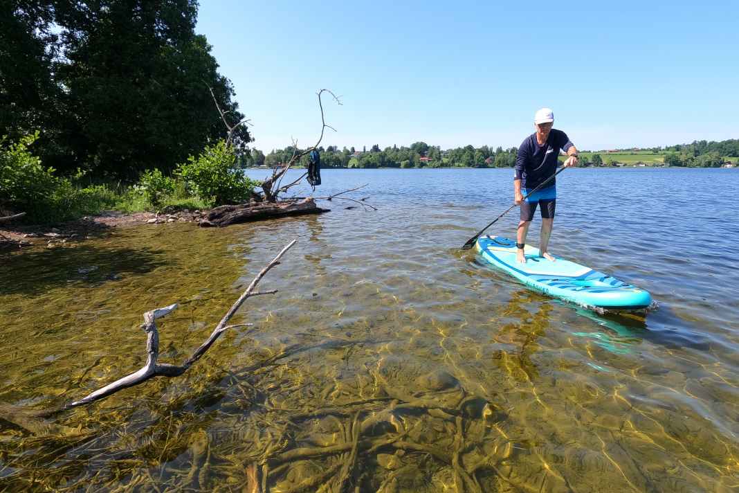 Der leicht aufgebogene Bug gleitet mühelos übers Wasser.