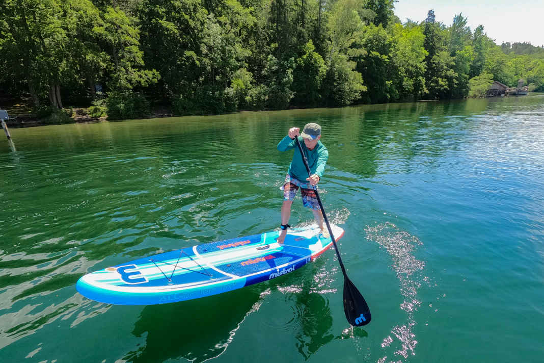 La planche large tourne rapidement et sûrement