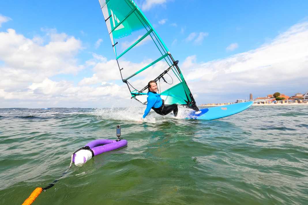 Mit einer Schwimmnudel und wenigen anderen Materialien könnt ihr euch eine schwimmende Halterung für eure Actioncam selber bauen