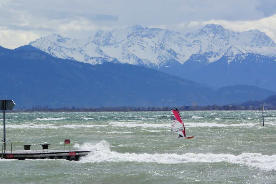 Wasserburg on Lake Constance was transformed into a small onshore wave spot on Good Friday. Local Simon Hils unpacked the 3.7.