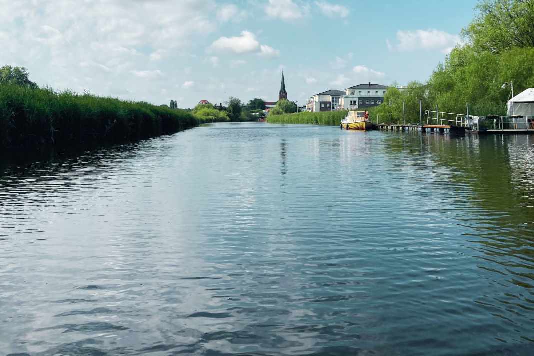 Start der "Hidden Waters of New Jork"-Tour im Buxtehuder Hafen mit Blick auf den Buxtehuder Kirchturm..